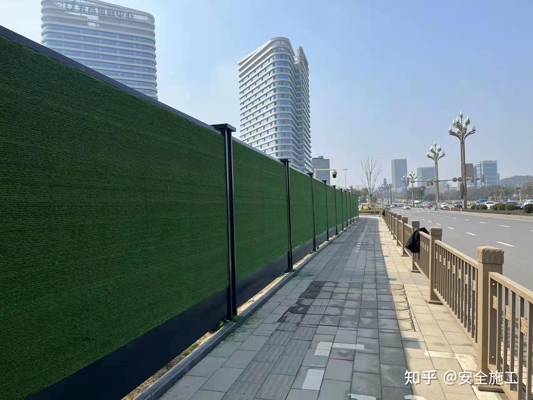 彩鋼圍擋在市政道路工程中的規(guī)范應用與價值