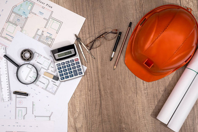 在白紙上的圖紙是一個(gè)螺栓, 鉛筆, 黑色標(biāo)志, 金屬長度的蘭尼和一個(gè)紅色卷尺的措施, 工程工作的主題