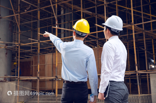 建筑工程師討論施工項(xiàng)目背影